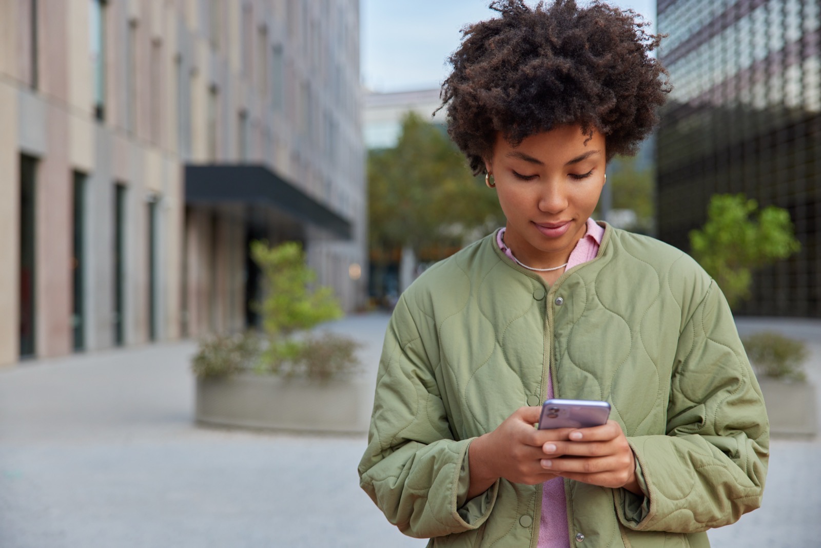Une cliente consulte son téléphone